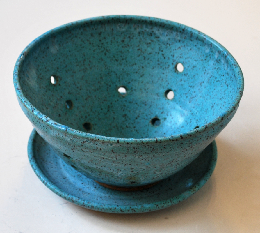 Berry Bowl in Matte Turquoise